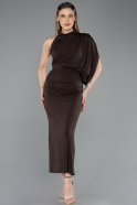 Kahve Asimetrik Drape Detaylı Dik Yaka Midi Gece Elbisesi ABK2507