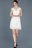 Beyaz Kısa V Yaka Mezuniyet Elbisesi ABK425