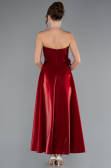 Bordo Straplez Çiçek Aksesuarlı Midi Saten Davet Elbisesi ABK2363