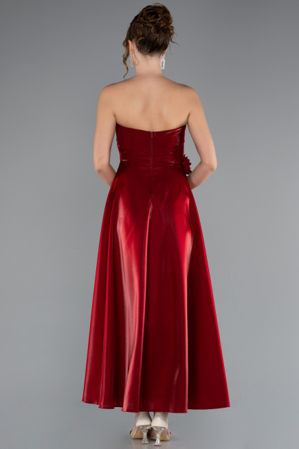 Bordo Straplez Çiçek Aksesuarlı Midi Saten Davet Elbisesi ABK2363