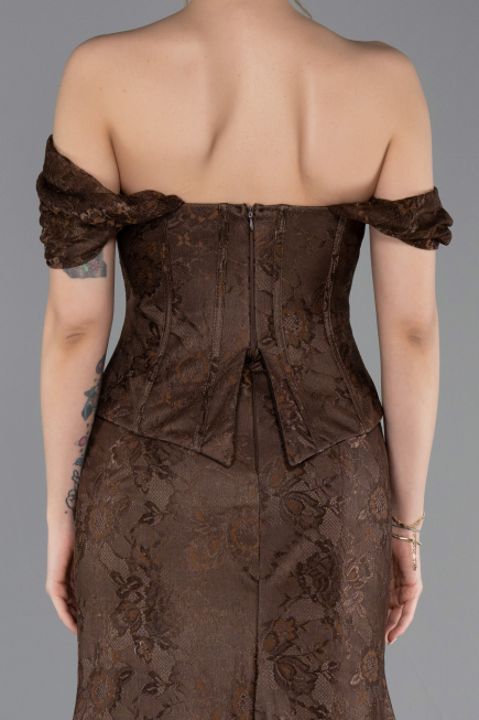 Kahve Kayık Yaka Peplum Kesim Uzun Dantel Abiye Elbise ABU5609