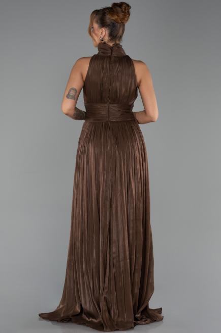 Kahve Halter Yaka Pliseli Uzun Şifon Abiye Elbise ABU6352